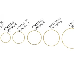 Peut inclure: Un ensemble de six cerceaux en métal de couleur dorée de différentes tailles. Les cerceaux sont étiquetés avec leur diamètre en pouces et l'épaisseur du métal. Les étiquettes indiquent : PP4137-20 20*0.8*0.8, PP4137-25 25*0.8*0.8, PP4137-30 30*0.8*0.8, PP4137-35 35*0.8*0.8, PP4137-40 40*0.8*0.8, PP4137-50 50*0.8*0.8.