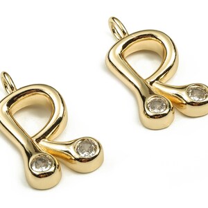 Amuletos de pendientes de alfabeto de latón R con circones - Encanto inicial - El encanto de la letra R - Latón chapado en oro de 18 quilates - 25.65x14.08x4.49mm - RGP3668R