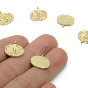 Ciondoli ovali a forma di ape in ottone - Pendente ovale a forma di ape in ottone grezzo - Materiali per la creazione di gioielli - 14,7x14,56x1,48 mm - PP5041