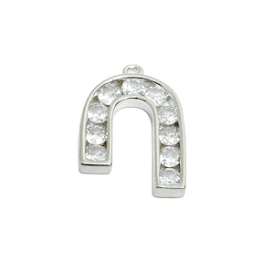 Dije de alfabeto de plata - Colgante de circonita en forma de herradura delicada de latón - Joyas iniciales brillantes - Chapado en oro blanco real de 18 quilates - 21 x 14 x 2 mm - RGP9672S