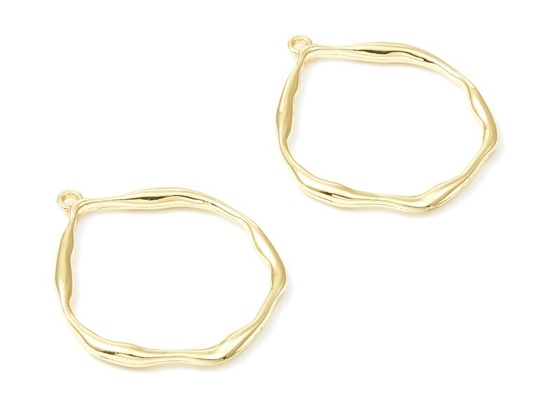 Wisiorek w kształcie falistego koła – zawieszka ze stopu cynku w odcieniu złota do tworzenia naszyjników (33,1 x 39,2 x 3,4 mm) ZZ1293 zdjęcie 2