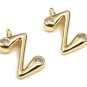 Amuletos de pendientes de alfabeto Z de latón con circones - Encanto inicial Z - Colgante de la letra Z - Latón chapado en oro de 18 quilates - 25.03x14.83x4.28mm - RGP3668Z