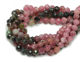 Peut inclure: Un brin de perles de pierres précieuses facettées dans des tons de rose, vert et noir. Les perles sont rondes et ont une finition lisse et polie.