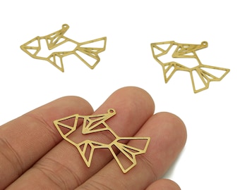 Örhänge i mässing med fisk - Örhänge i rå mässing med geometri - Ihåligt fiskhänge med ögla - Djurberlock till halsband - 33,5x28,1x0,7 mm - PPA6490