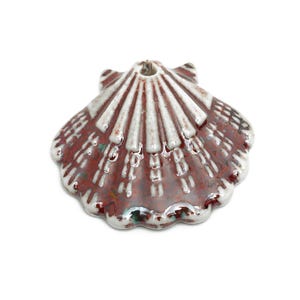 Keramische schelpkraal - Handgemaakte getextureerde kustkraal - Sea Life keramische hanger - Handgemaakte nautische schelpbedel - 28 x 30 x 6,17 mm - NS2776C