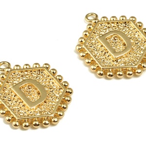 Dijes de latón con forma de letra D en forma de hexágono - Dije colgante con alfabeto - Dije inicial chapado en oro brillante de 18 quilates - Suministros de joyería - 19,55 x 15,9 x 2,4 mm - RGP3775D