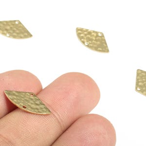 Hamrad triangelkoppling i mässing - Triangelörhänge i rå mässing - 2 hål - Smyckestillverkningstillbehör - 17,72x9,79x0,6 mm - PP3866
