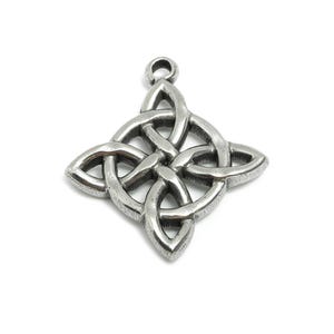 Può includere: Ciondolo con nodo celtico in argento, di forma quadrata e con un intricato design intrecciato.