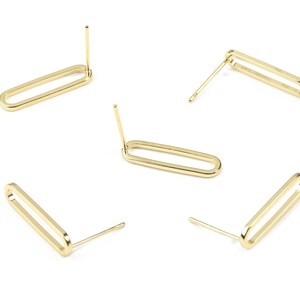 Puede incluir: Cuatro postes de pendientes ovalados de oro con un dise&ntilde;o sencillo.