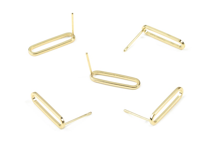 Puede incluir: Cuatro postes de pendientes ovalados de oro con un dise&ntilde;o sencillo.