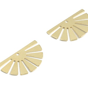Op de afbeelding: Twee goudkleurige, zonnestervormige sieradencomponenten. Elke component heeft een halfrond ontwerp met uitstralende rechthoekige stralen en een klein gat voor bevestiging. De componenten staan op een witte achtergrond.