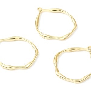 Wisiorek w kształcie falistego koła – zawieszka ze stopu cynku w odcieniu złota do tworzenia naszyjników (33,1 x 39,2 x 3,4 mm) ZZ1293 zdjęcie 3