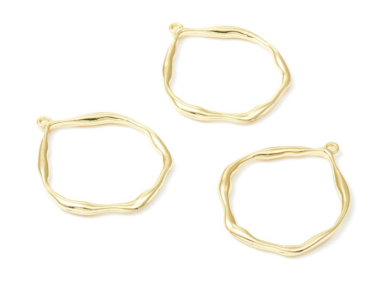 Wisiorek w kształcie falistego koła – zawieszka ze stopu cynku w odcieniu złota do tworzenia naszyjników (33,1 x 39,2 x 3,4 mm) ZZ1293 zdjęcie 3
