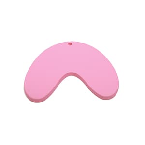 Puede incluir: Un colgante rosa claro en forma de bumerán con un pequeño agujero en la parte superior para colgarlo. El colgante tiene un acabado liso y mate y un diseño curvo. El objeto está sobre un fondo blanco.