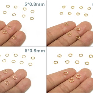 Op de afbeelding: Assortiment van gouden springringen in verschillende maten. De springringen zijn 5 mm en 6 mm in diameter, met diktes van 0,8 mm en 1 mm. De springringen worden getoond op een witte achtergrond.