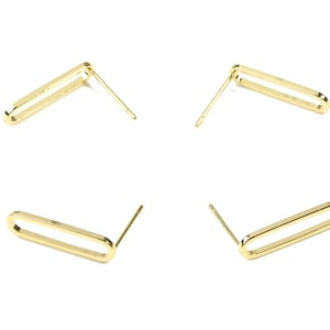 Puede incluir: Un par de pendientes ovalados de oro con cierre de poste.