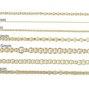 Puede incluir: Primer plano de varias cadenas doradas, cada una con un diseño y tamaño de eslabón diferente. La imagen incluye medidas en milímetros para cada cadena, como 5*1mm y 1.3*0.5mm. Las cadenas se muestran sobre un fondo blanco.