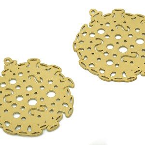 Pendientes de latón redondos de virus amuletos - Pendiente recortado de bacterias de latón crudo - colgante con lazo - amuleto hueco para collar - 34.9x32x0.9mm-PPA5616