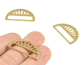 Puede incluir: Tres hallazgos de joyería en forma de semicírculo de color latón. Cada uno tiene un diseño de sol con una abertura rectangular. Los hallazgos se muestran sobre un fondo blanco, uno de ellos sostenido en una mano.