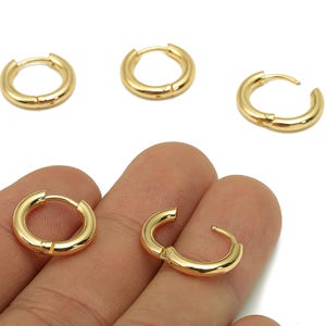 Stålcirkelformade örhängen - Guldfärgade tjocka runda ringar - Huggie Hoop-spänne - 18K äkta guldpläterat stål - 15,3x13,9x2,6 mm - RGP5583