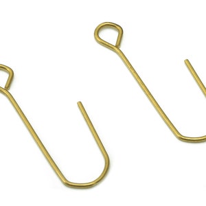 Könnte beinhalten: Zwei goldfarbene Ohrhaken aus Metall mit einer kleinen Schlaufe oben.