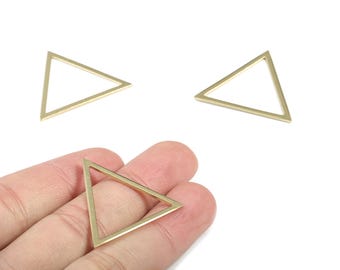 Puede incluir: Tres abalorios dorados en forma de triángulo. Un triángulo se sostiene en una mano, mientras que otros dos están colocados cerca. Los abalorios están hechos de metal fino y tienen un diseño geométrico. Estos abalorios son adecuados para la fabricación de joyas.