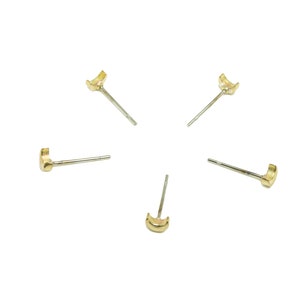 Pode incluir: Cinco postes de brincos de lua crescente dourados com postes de prata.