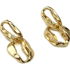 Op de afbeelding: Een paar gouden oorbellen met een chunky kettinglink-ontwerp. Elke oorbel heeft twee gekoppelde, onregelmatig ovale schakels.