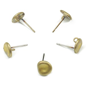 Könnte beinhalten: Fünf goldfarbene Ohrstecker mit einer Öse an einem Ende und einer flachen, runden Oberseite am anderen Ende.