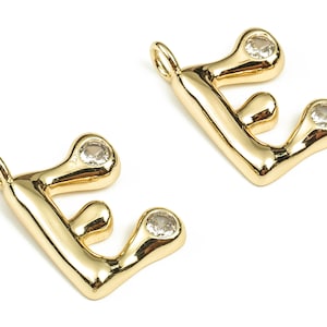 Amuletos de pendientes del alfabeto de latón E con circones - E Encanto inicial - Colgante de la letra E - Latón chapado en oro de 18 quilates - 25.10x15.60x3.84mm - RGP3668E