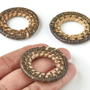 Colgantes circulares de ratán tejidos a mano - Pendientes y colgante circulares de ratán - Pendientes de paja de madera - Joyería artesanal - 44,42 x 44,42 x 4,71 mm - RT1222