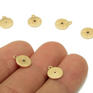 Brinco redondo Mini Estrela do Norte em latão - Pingente de zircônia cúbica azul - Estrela com argola - Banhado a ouro 18K - 11 x 8,6 x 1,1 mm - RGP5638