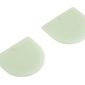 以下が含まれることがあります： 丸みを帯びたエッジと上部に小さな穴のある、薄い緑色のプラスチック製のスクレーパーツールが2つあります