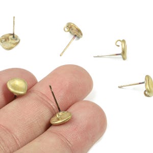 Clous d'oreilles ronds en laiton avec boucle - Tige de boucle d'oreille ronde en laiton brut - Acier inoxydable chirurgical - Accessoires bijoux - 8,56 x 8,23 x 1,56 mm - PP3266