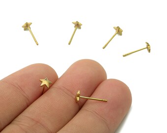 Örhängen med femuddig stjärna i mässing - Örhängesstift i rå mässing - Mini-örhänge i stjärna - Mässingsstift - 5x5x1,5 mm - PP8061