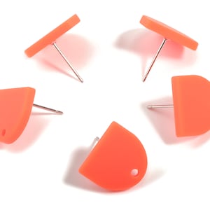 Puede incluir: Cinco pares de pendientes de botón naranja con forma de semicírculo. Los pendientes tienen una varilla plateada y un pequeño agujero en la parte superior.