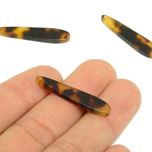 Akryl Stick Charms - Örhänge och hänge i akryl - Berlock i akryl med sköldpaddsskal och droppform - Färgkod: A894 - 33x7x2mm - AC1644-A894