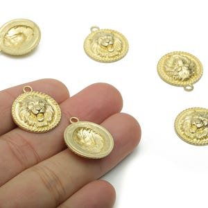Pendientes redondos de latón con diseño del Rey León - Colgante de león en relieve de latón sin tratar - Materiales para la fabricación de joyas DIY - 22,75 x 19,71 x 1,47 mm - PP5087