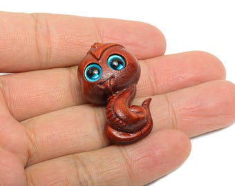 Lila Sandelholz Schlange Schlüsselanhänger Figur - Handgefertigte Holzanhänger - Geschnitzter Holzanhänger - Bastelbedarf Perle - 34x21x18.6 mm - BB1376