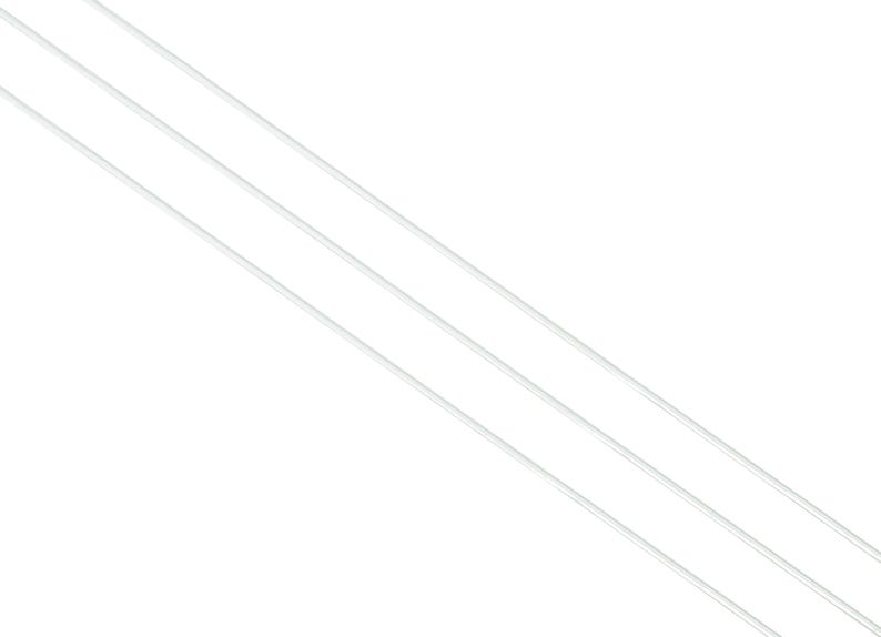 Może przedstawiać: Trzy cienkie, białe, ukośne linie na białym tle. Linie są r&oacute;wnoległe i r&oacute;wnomiernie rozmieszczone, tworząc minimalistyczny design. Linie wydają się proste i gładkie.