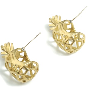 Op de afbeelding: Een paar gouden geometrische creolen met een uniek, opengewerkt ontwerp. De oorbellen zijn gemaakt van lichtgewicht metaal en hebben een delicate, moderne uitstraling.