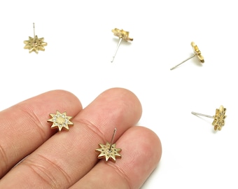 Örhänge i mässing med stjärna och zirkoner - Stjärnstolpe i rå mässing - Örhänge i mässing - Örhängesdetaljer - Smyckestillbehör - 8,95x8,85x1,94 mm - PP4472
