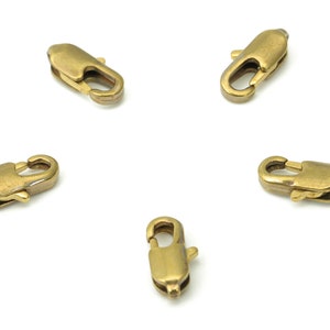 Puede incluir: Cinco cierres de langosta de metal dorado, cada uno con una abertura de resorte y un cierre seguro. Estos cierres se utilizan comúnmente para la fabricación de joyas, la artesanía y otros proyectos de bricolaje.