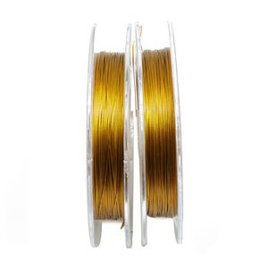 Può includere: Due bobine di filo color oro, ciascuna avvolta su una bobina di plastica trasparente.