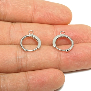 Texturerat runt huggieöra - För kvinnors hoop-örhängen - Mässingsörhänge för vardagsbruk - 18K äkta vitguldplätering - 12,49x13,38x1,81 mm - RGP8239