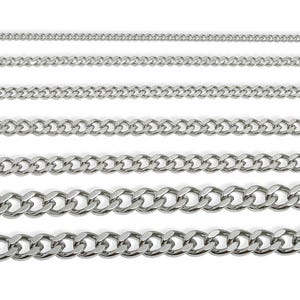 Peut inclure: Plusieurs chaînes de type gourmette argentées de différentes épaisseurs sont présentées horizontalement sur fond blanc. Les chaînes, composées de maillons ovales imbriqués, sont de tailles variées, adaptées aux bijoux ou accessoires.