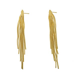 Può includere: Un paio di orecchini pendenti in oro con un design a catena lunga e sottile. Le catene sono disposte a cascata, creando un look delicato ed elegante.