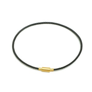 Könnte beinhalten: Eine schwarze geflochtene Lederkette mit einem goldenen Magnetverschluss.