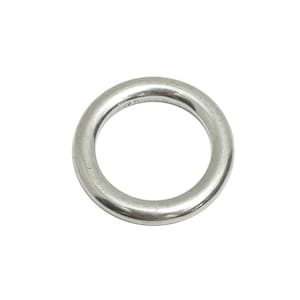 Puede incluir: Un anillo de metal plateado con una superficie lisa y redondeada.