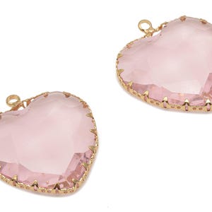 Gefacetteerde glazen hartbedels - roze glazen hartbedel met lus - goudkleurige vergulde messing hanger - moderne sieraden -31,04 x 27,94 x 9,64 mm - GS1149F afbeelding 2